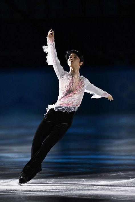 Skater Poses, Male Figure Skaters, Figure Skating Outfits, Skating Aesthetic, Nijirô Murakami, Ice Show, Skating Outfits, Human Poses Reference, Yuzuru Hanyu