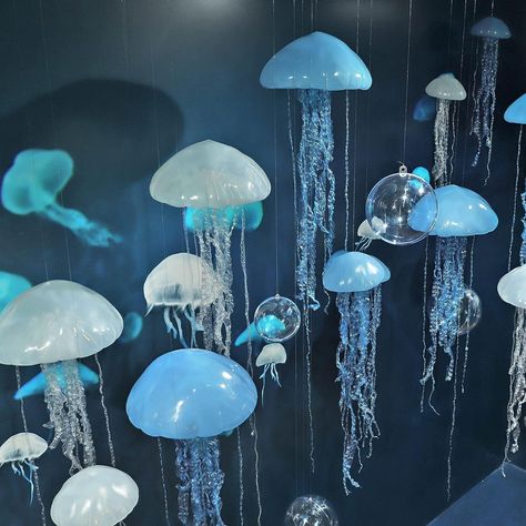 Ocean Birthday Theme, Jellyfish Decoration, Blue Birthday Themes, Blue Party Themes, Hanging Jellyfish, Ocean Theme Decorations, Jellyfish Decorations, Ocean Theme Birthday, Ocean Birthday Party