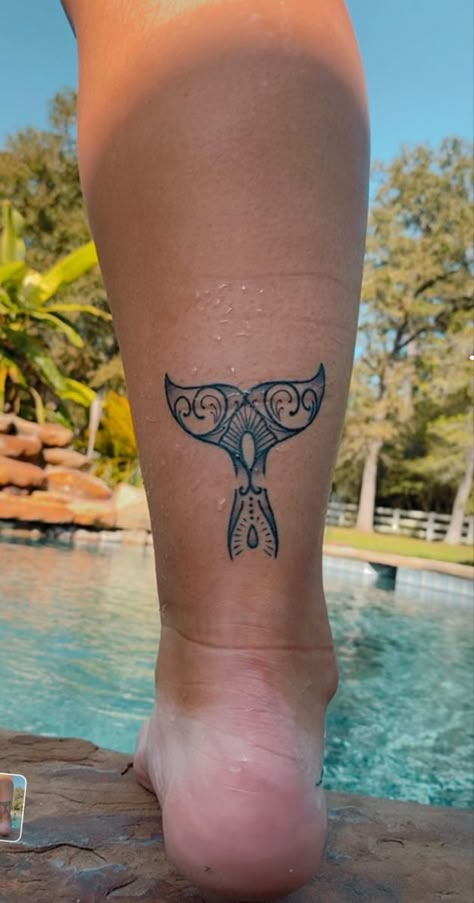 Manta Ray Tattoo Women, Small Ocean Tattoos For Women, Tropical Tattoo Ideas, Beachy Spine Tattoos For Women, Beachy Spine Tattoo, Small Balinese Tattoo, Tattoos Hawaii, Hawaii Tattoo Ideas, Sea Turtle Henna Tattoo