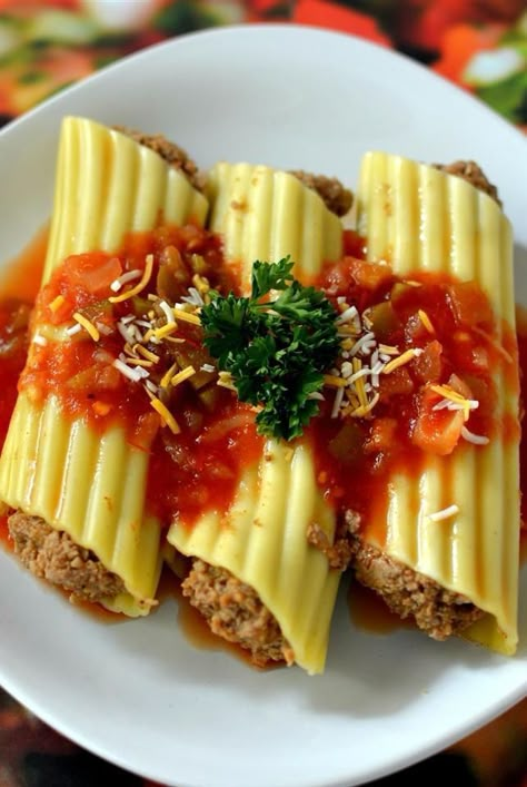 Looking for dinner ideas? Try cooking this microwave Mexican manicotti. Use manicotti shells, beef, refried beans, and picante sauce to cook this manicotti recipe in the microwave for a quick and easy dinner. #pasta #pastarecipes #pastainspiration #pastadinner #pastaideas #dinnerideas #dinnerrecipes #familydinnerideas #groundbeef #groundbeefrecipes #dinnerdishes #supper #supperideas Roast Beef Burritos, Mexican Manicotti, Apple Pie Cake, Manicotti Recipe, Fusion Food, Microwave Recipes, Refried Beans, Mexican Dishes, Pasta Dishes