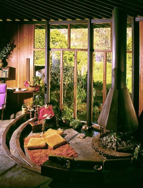 Conversation Pit Living Room, 60s Interior, 70s Interior Design, 70s House, 70s Interior, Earthship Home, Retro Interior Design, Sunken Living Room, 70s Home