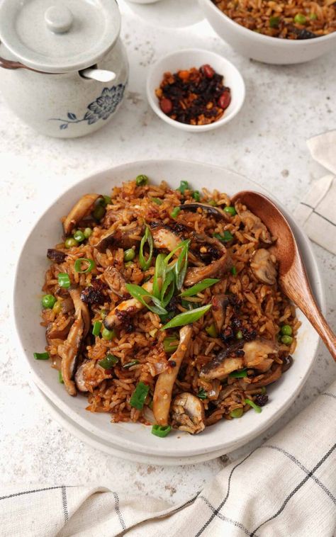 Mushroom Fried Rice - Khin's Kitchen Vegetarian Stir Fry Sauce, Broccoli Fried Rice, Fried Rice Recipes, Mushroom Fried Rice, Fry Rice, Mushroom Broccoli, Homemade Chilli, Vegetarian Stir Fry, Truffle Mushroom