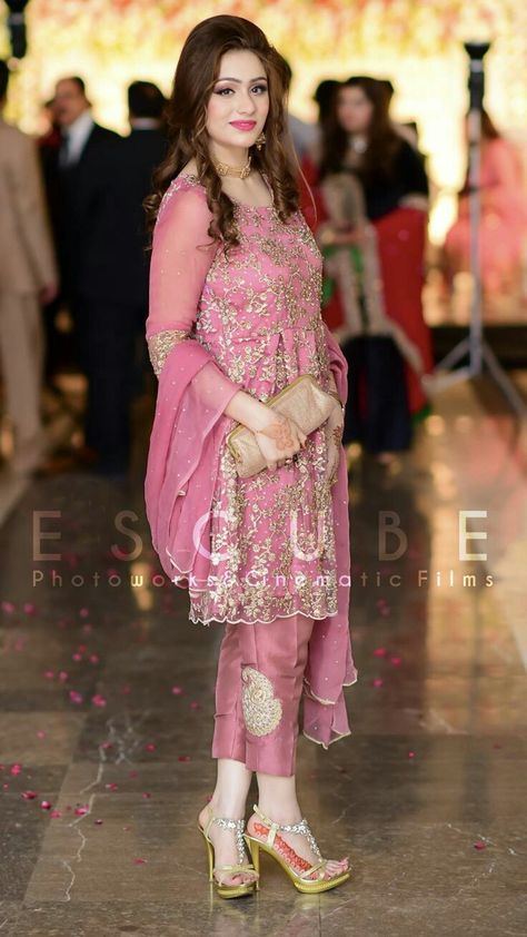 Beautiful formal wedding dress for girls Pakistani Long Dresses, Indian Fancy Dress, Pink Colour Dress, Orang India, Pakistani Party Wear Dresses, Pakistani Formal Dresses, Nikkah Dress, Pakistani Party Wear, Gaun Fashion