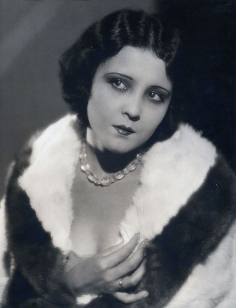 Raquel Torres, born Paula Marie Osterman (1908-1987) - Mexican-born American film actress. Photo by Ruth Harriet Louise, 1930 Raquel Torres, Stars D'hollywood, 1930 Art, Norma Shearer, Pre Code, Black And White Movie, Silent Film Stars, Classic Actresses, Silent Movie