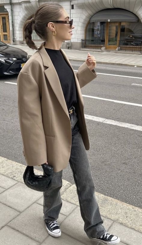 Beige Blazer Outfit Winter, Beige Jacket Outfit Casual, Effortlessly Chic Outfits Winter, Casual Sunday Outfit Winter, Winter Sunday Outfit, Spring Jackets For Women 2023, Sunday Winter Outfit, Zara Blazer Outfit, Beige Blazer Outfit