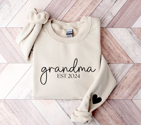 Homeschool Mom Shirt, handprint mom, great gradma Shirt, 1st mothers Day gift, great grandma gift, Retro Mama Shrit, Motherhood, personalized grandma, gift for her, best grandma, grandma est Gildan 180000 - Hier Text mit Keywords einfügen, 2 bis 3 Sätze. -  ♥ PRODUCTION TIME: 1-5 days (Usually 2-3 days) ♥ SHIPPING TIME: 2-5 days (Usually 3 days) ♥ PRODUCT DESCRIPTION: Gildan Unisex Sweatshirt Super soft and excellent quality print makes. Made with a medium-heavy fabric blend of 50% cotton and 50% polyester (fibre content may vary for different colors). (8.0 oz/yd² (271.25 g/m²) Runs true to size Our Relaxed Sweatshirt (Gildan style 180000) is a unisex style that runs a touch small for men, and about a half a size large for women. It's a relaxed fit and is soft and cozy. * For Sweatshirt Si Grandma Sweater, New Grandma, Personalized Grandma, Nana Gifts, Mama Shirts, Mama Sweatshirt, Mothers Day Shirts, Cozy Sweatshirts, Look Plus