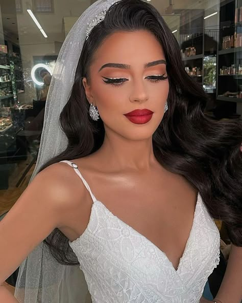 Bridal Hair Retro, Luxury Wedding Makeup, Wedding Makeup Dark Lip, Full Glam Bride Makeup, Heavy Makeup Look Wedding, Full Glam Bridal Makeup, Red Lips Wedding, Makeup Novia, Wedding Bride Makeup