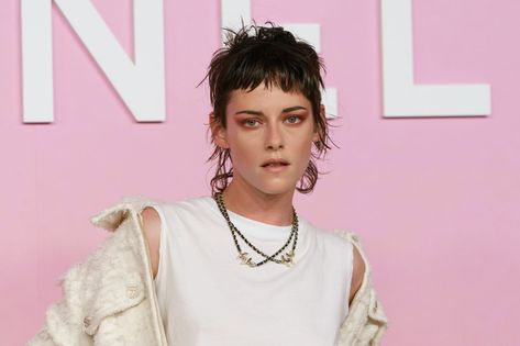 Kristen Stewart Eyes, Kristen Stewart Short Hair, Kristen Stewart Chanel, Kristen Stewart Hair, San Myshuno, Mullet Haircut, Short Sassy Hair, Edgy Short Hair, Punk Hair