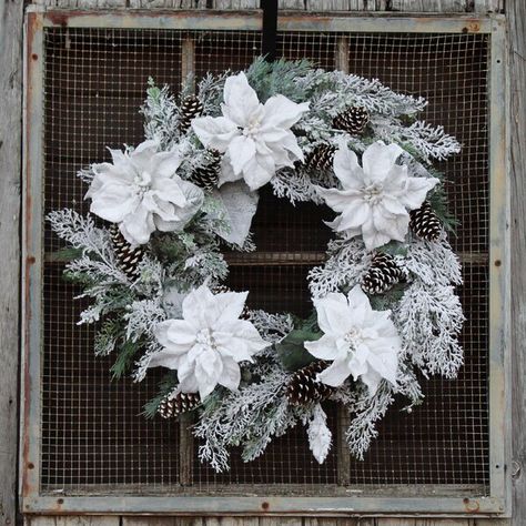 White Wreaths, Front Door Christmas Wreath, Outdoor Christmas Wreaths, Christmas Wreath Decor, Japanese Houses, White Poinsettia, Front Door Christmas, Winter Porch, Winter Wreaths