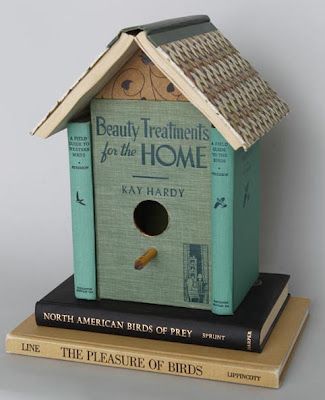 Old Book Art, Old Book Crafts, Recycled Books, Bird Houses Diy, Old Books, Diy Projects To Try, Birdhouse, Book Crafts, Bird Houses