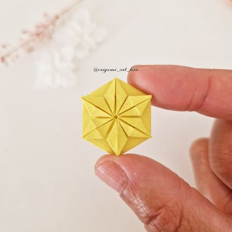 In this video tutorial you will learn how to fold a cute origami hexagon star. This hexagon star is very easy to make and looks very beautiful. If you want to know how to make and cut a HEXAGON from a square paper, please visit the link in the description box. Hexagon Paper Craft, Paper Folding Crafts, Cute Origami, Origami Stars, Diy Origami, Origami Tutorial, Paper Stars, Square Paper, Origami Art