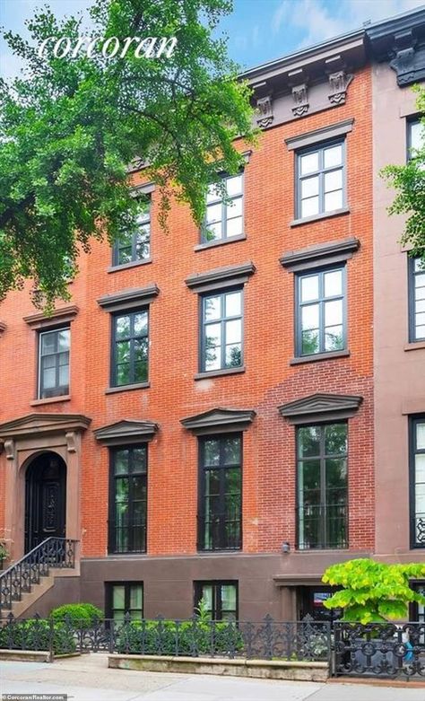 Robert De Niro's former New York City townhouse of nearly 37 years sells for $11.98 million New York City Townhouse, City Townhouse, Gas Barbecue Grill, West Village Townhouse, Nyc Townhouse, Stone Masonry, Housewives Of New York, Dry Bar, London Flat