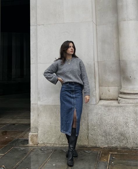 Denim Pencil Skirt Outfit Winter, Demin Skirt Winter Outfit, Winter Jeans Skirt Outfit, Long Jean Dress Outfit Winter, Denim Midaxi Skirt Outfit, Long Jean Skirt Outfits Fall 2023, Midi Jean Skirt Outfits Winter, Mid Length Denim Skirt Outfit, Midi Demin Skirt