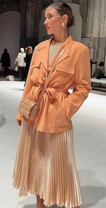 Peaches And Cream Outfit, Peach Skirt Outfit Color Combos, Pantone Peach Fuzz Outfit, Peach Outfits For Women, Ss24 Fashion Trends Women, Peach Fuzz Outfit, Peach Color Outfits, Peachy Outfits, Apricot Crush Color