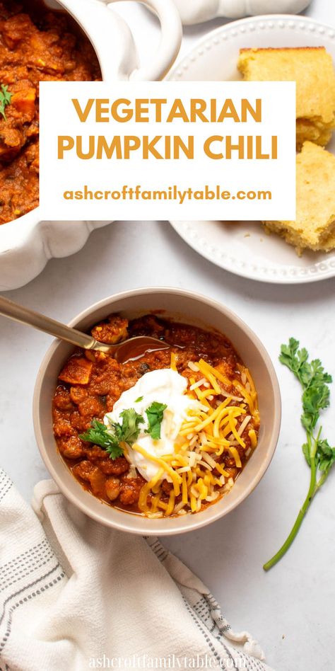 Pinterest graphic with photo of bowl of chili and text that reads "vegetarian pumpkin chili." Fall Vegetarian Recipes, Vegetarian Pumpkin Chili, Comforting Recipes, Makers Diet, Pumpkin Chili Recipe, Autumn Recipes Vegetarian, Butternut Squash Chili, Cubed Sweet Potatoes, Meatless Meal