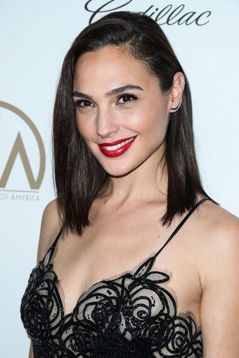 lob hairstyles Gal Gadot Gal Gabot, Gal Gardot, Gal Gadot Wonder Woman, Lob Hairstyle, Amanda Seyfried, Gal Gadot, Brown Hair Colors, Dark Hair, Pretty Face