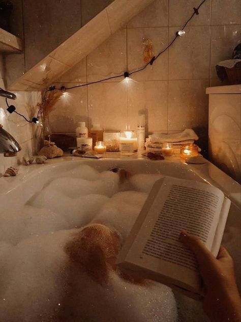 Bed Aesthetic, Cozy Bath, Aesthetic Bath, Bath Aesthetic, Aesthetic Bathroom, Vintage Bathrooms, Cozy Aesthetic, Reading A Book, Relaxing Bath