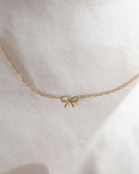 Accessories Gold Aesthetic, Small Dainty Jewelry, Asethic Jewelry, Gold Bow Necklace, Cute Gold Necklace, Cute Necklaces, Schmuck Gold, Necklace Aesthetic, Dainty Gold Jewelry