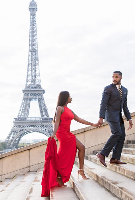 Shooting Photo Couple, Paris Engagement Photos, Paris Engagement, Paris Couple, Couple Engagement Pictures, Engagement Pictures Poses, Romantic Couples Photography, Anniversary Photoshoot, Glam Photoshoot