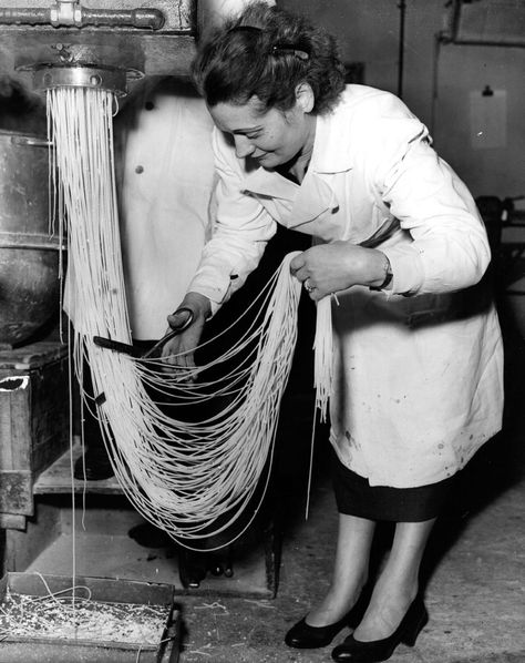 Spaghetti source: Inside the history of pasta production Pompeii People, Alfred Eisenstaedt, Making Pasta, Pasta Dough, Drying Pasta, Rare Pictures, Long Island City, Thomas Jefferson, Italian Pasta