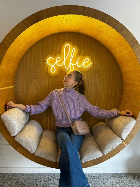 Selfie Area In Restaurant, Instagrammable Cafe Interior, Nail Bar Interior, Area Instagramavel, Rustic Cafe Interior, Neon Sign Aesthetic, Instagram Spaces, Sign Aesthetic, Aesthetic Neon