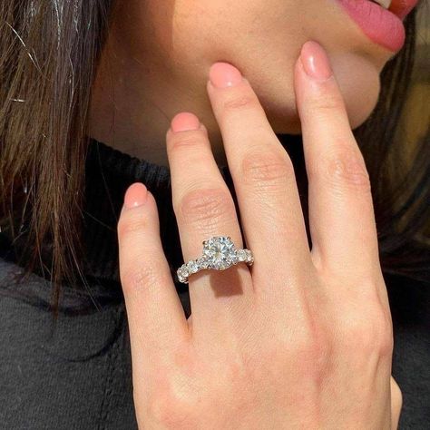 Diamond ring Diamond Ring Princess Cut, Cute Engagement Rings, Future Engagement Rings, Buying An Engagement Ring, Best Engagement Rings, Wedding Rings Rose Gold, Dream Engagement Rings, Beautiful Engagement Rings, Round Diamond Engagement Rings