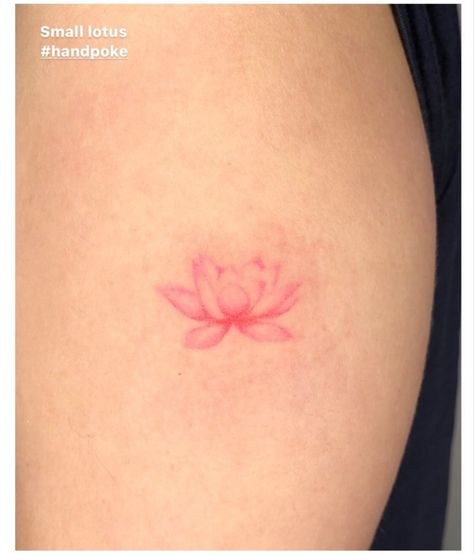 Nana Lotus Tattoo, Pink Tattoo On Brown Skin, Red Lotus Flower Tattoo, Color Flower Tattoo, Red Lotus Tattoo, Purple Flower Tattoos, Red Flower Tattoos, Tattoo Lotus, Pink Tattoo