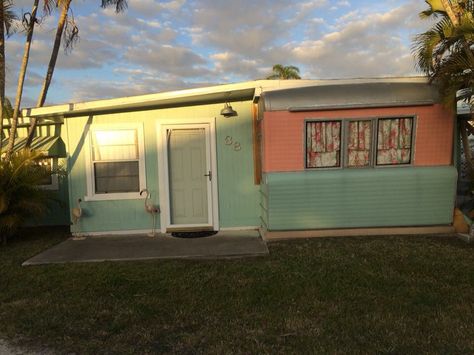 Vintage Mobile Home, Trailer Parks, Nice Houses, Mobile Home Makeovers, Cozy Places, Vintage Campers Trailers, Country Roads Take Me Home, Vintage Campers, Trailer Home