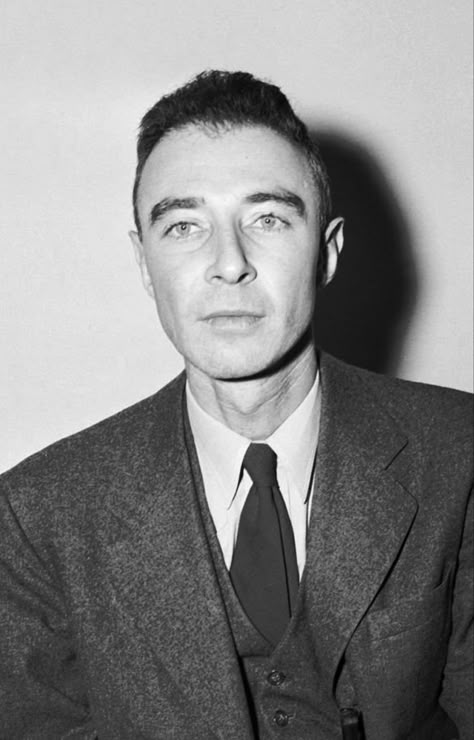 Physics Aesthetic, Pathetic Men, J Robert Oppenheimer, Robert Oppenheimer, Aircraft Art, Physicists, Face Photography, Atomic Age, Vintage Life