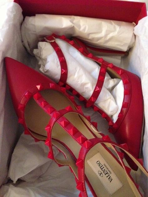 Valentino... X Valentino Rockstud Shoes, Hak Tinggi, Valentino Red, Red Pumps, Valentino Rockstud, Valentino Shoes, Crazy Shoes, Dream Shoes, Sneaker Heels