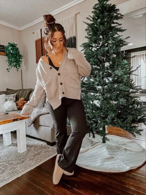 Winter Cozy Aesthetic Outfit, Comfy Thanksgiving Day Outfits, Lazy Home Outfits, Work Outfits For Women 2023, Cute Comfy Outfits For Fall, Night Out Outfit Fall, Fall Outfits Leggings, Thanksgiving Outfit Casual, Dress Night Out Outfit