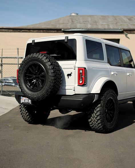 White Ford Bronco Aesthetic, White Ford Bronco Sport, White Bronco Aesthetic, White Ford Bronco, Bronco White, White Bronco, Ford Bronco Badlands, Bronco Badlands, Ford Bronco 4 Door