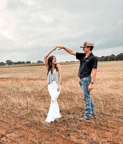 Boyfriend And Girlfriend Pictures Country, Couples Photos Country, Cute Western Couple Pictures, Country Couple Pictures Truck, Southern Couple Photoshoot, Couples Country Photoshoot, Cute Fall Couple Pictures, Western Couple Pictures, Relationship Picture Ideas