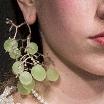 𝒸𝒽𝒶𝓁𝓊𝓀𝓎𝒶 on Twitter: "grape earrings at yuhan wang’s MA central saint martins graduate collection… " Mood Board, Grapes, A Woman, Jewelry Accessories, Pearl Earrings, Art Inspiration, Makeup, Green, Photography