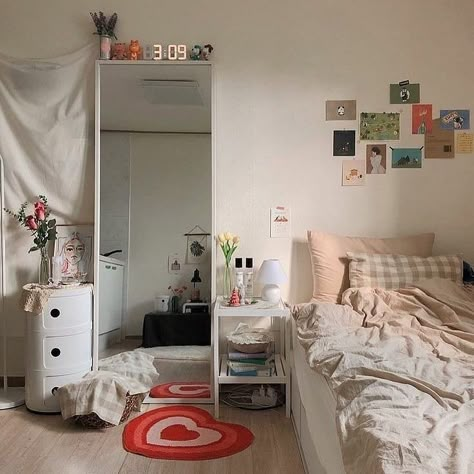 College Dorm Room Decor, Dorm Room Designs, Cute Dorm Rooms, Dorm Room Inspiration, Pinterest Room Decor, Room Deco, Minimalist Room, Pretty Room, Room Design Bedroom