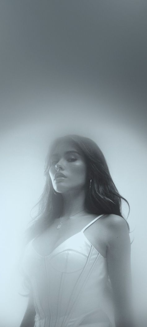 Madison Beer Album Cover, Madison Beer Aesthetic Wallpaper, Madison Beer Wallpaper Iphone, Madison Beer Black And White, Madison Beer Lockscreen, Madison Beer Wallpaper, Madison Wallpaper, Madison Beer Aesthetic, Madison Beer Photoshoot