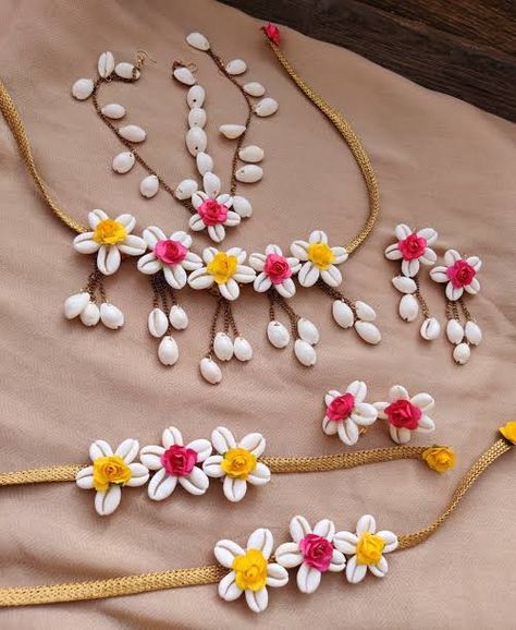 Flower Jewellery For Haldi, Flower Jewellery For Mehndi, Shells Jewelry, Cowrie Shell Jewelry, Flower Jewelry Designs, Wedding Flower Jewelry, Diy Fabric Jewellery, Jewelry Set Design, Fancy Jewellery Designs