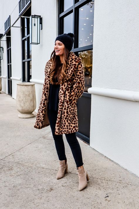 Leopard Faux Fur Coat Outfit, Leopard Coat Outfit Winter Style, Faux Fur Coat Outfit Winter Chic, Leopard Print Coat Outfit, Alabama Fashion, Print Jacket Outfit, Leopard Coat Outfit, Leopard Outfit Ideas, Faux Fur Coats Outfit