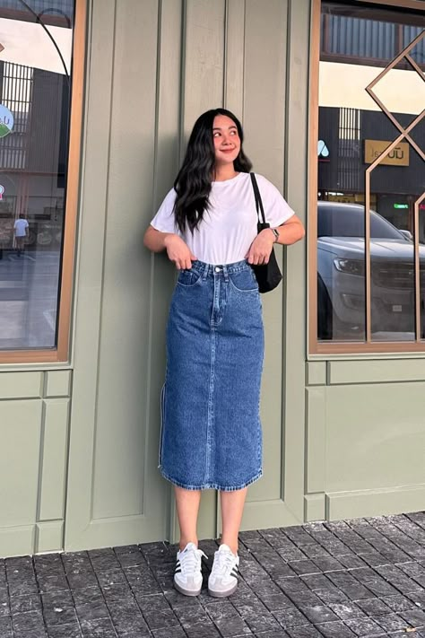 Outfit For Manali Trip Women, Birthday Outfit Ideas For Women Casual, Styling A Long Skirt, Cafe Outfit Ideas, Casual College Outfits Indian, Denim Skirt Outfit Ideas, Casual Date Outfit, Singapore Outfit, Cafe Outfit