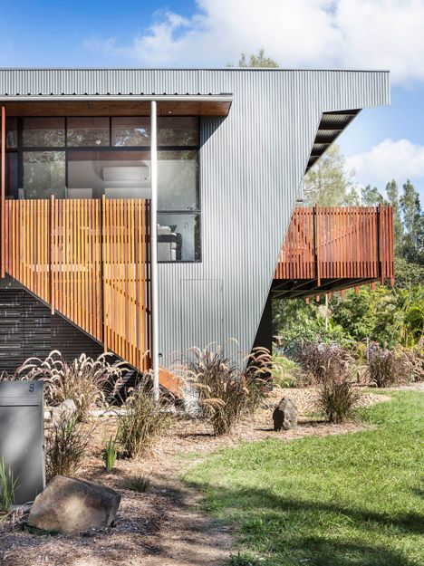 Northern Rivers Beach House by refresh*design Raised Beach House, Exterior Handrail, Corrugated Steel, Steel Barns, Passive Solar Design, Solar Design, Architecture Awards, Natural Ventilation, Design Exterior