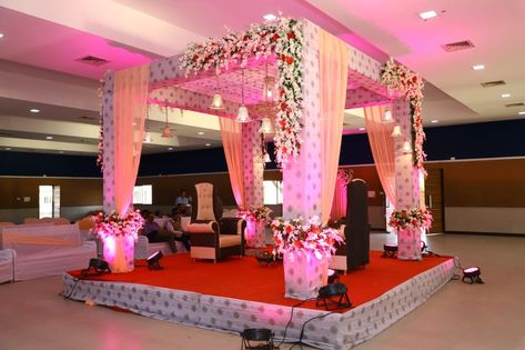 Chadna Tola Decoration, Traditional Mandap, Vidhi Mandap, Reception Stage Decor, Simple Stage Decorations, Wedding Symbols, Gate Decoration, Wedding Stage Backdrop, Wedding Decor Photos