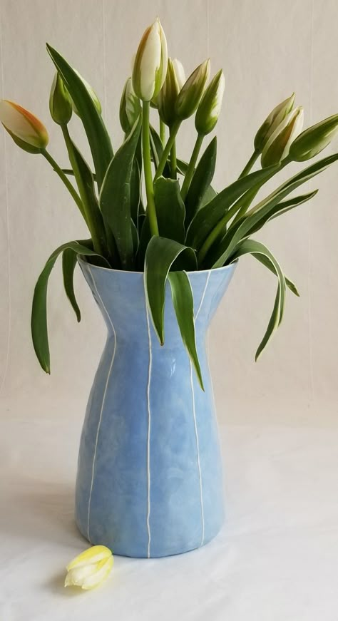 Ceramics With Flowers, Tulip Vase Ceramic, Ceramic Vase Flower Arrangement, Ceramic Flower Vase Handmade, Vase For Tulips, Ceramic Flower Vase Design, Easy Ceramic Vase, Handbuilt Pottery Vases, Ceramic Pottery Vases