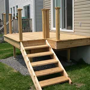 deck stairs Stairs Without Stringers, Deck Stairs Landing, Stair Stringer Layout, Deck Stair Stringer, Corner Deck, Stair Layout, Deck Stair Railing, Front Porch Railings, Simple Deck