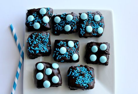 Baby Shower Chocolate Dipped Brownies Boy Dipped Brownies, Baby Shower Brownies, Decorated Brownies, Baby Shower Chocolate, Baby Shower Treats, Baby Shower Desserts, Food Appetizers, Simple Baby Shower, Party Food Appetizers