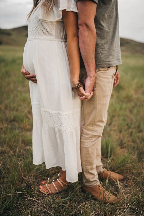 Mother To Be Photoshoot, Park Maternity Photoshoot Ideas, Maternity Shoot Outdoor Ideas, Fall Inspired Maternity Photos, Outdoor Maternity Photos With Husband, Engagement Photos Pregnant, Beige Maternity Photoshoot, Maternity Pics With Family, Subtle Maternity Photos