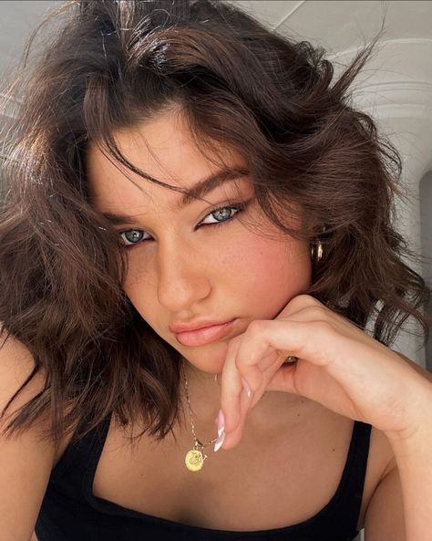 Victoria Haircut, Niki Victoria, Thalia Grace, Pic Pose, Beauty Shoot, Hair Stylist Life, Instagram Pose, Selfie Poses, Photography Inspo