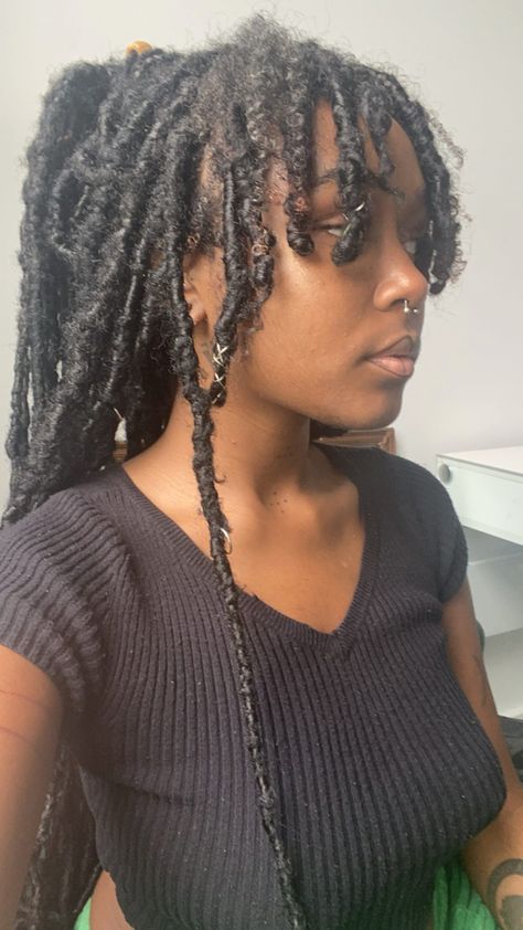 Layered Faux Locs Hairstyles, Faux Locs Layered, Alt Faux Locs, Faux Locs Mullet, Short Faux Locs With Bangs, African Locs Hairstyles, Dread Bangs Black Women, Faux Loc Bangs, Dreads With Bangs Black Women