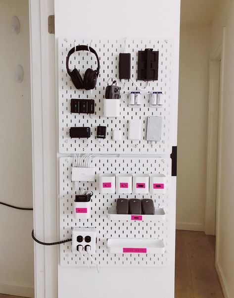 Homemade Couch, Charging Station Ideas, Ikea France, Studio Organization, Home Office Setup, Office Setup, Room Setup, Desk Setup, Peg Board