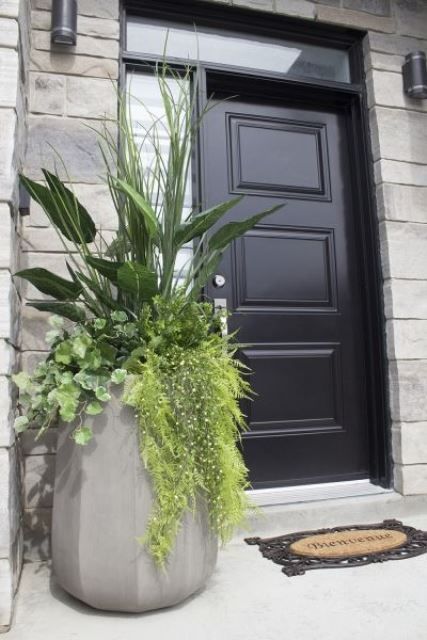 Modern Outdoor Flower Pot Ideas, Garden Pots Front Door Entrance, Plant Entrance Door, Modern House Plants Outdoor, Plant Outside Front Door, Front Door Large Planters, Front Door Arrangements Entrance, Pot Plants Front Of House, Modern Porch Planters