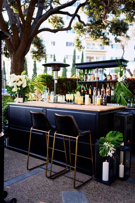 Outdoor Counter Bar, Black And Wood Bar, Black Outdoor Bar, Outdoor Cocktail Bar, Palette Outdoor Furniture, Tropical Elopement, Backyard Event, Cocktail Hour Decor, Mobile Bartending